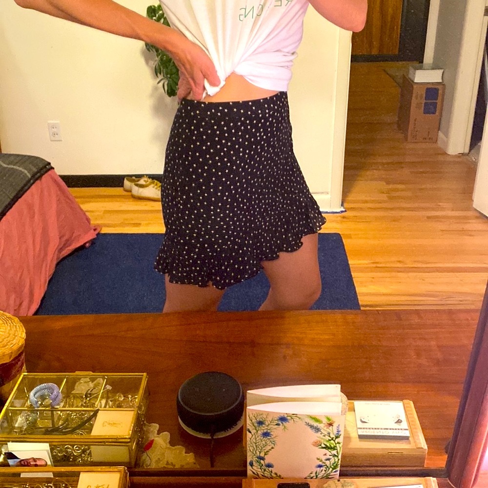 Madewell Silk miniskirt, Size 2 but fits like a Medium, perfect condition!